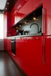 Кухня в ярко червен гланц