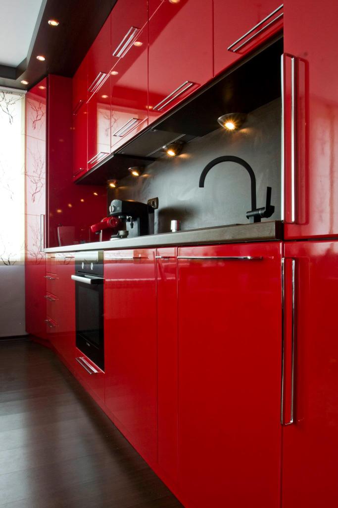 Кухня в ярко червен гланц