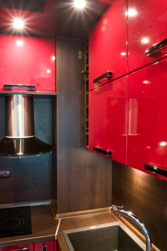 Кухня в тъмно червен гланц