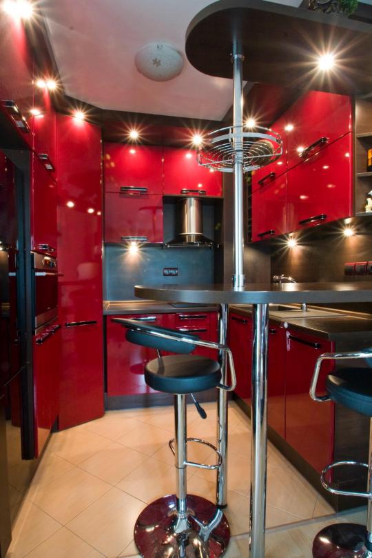 Кухня в тъмно червен гланц