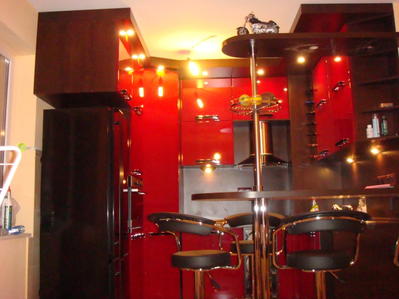 кухня винено червен гланц и мока