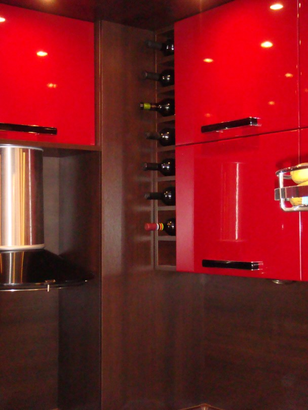кухня винено червен гланц и мока