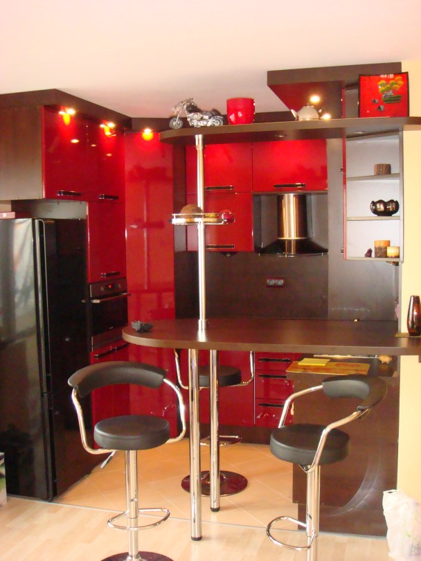 кухня винено червен гланц и мока